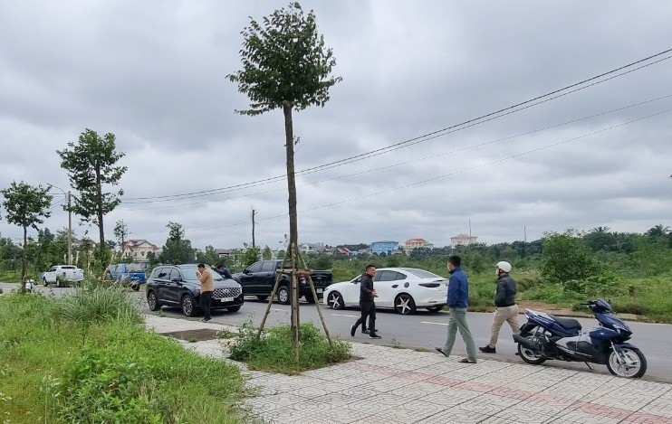 Người dân tìm hiểu, giao dịch các lô đất ở đường Hà Huy Tập giao với đường Đại Cồ Việt - nơi tiếp giáp với khu đất mà Vingroup vừa tham gia đấu giá. Ảnh: Hưng Thơ.