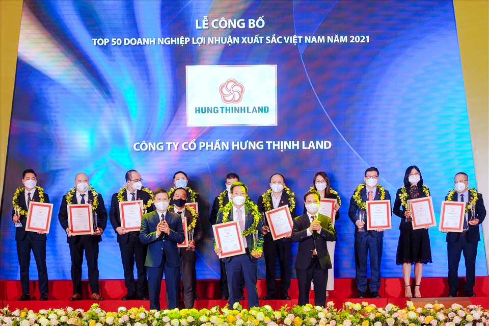 Đại diện Hưng Thịnh Land đón nhận giải thưởng Top 50 Doanh nghiệp lợi nhuận xuất sắc Việt Nam năm 2021