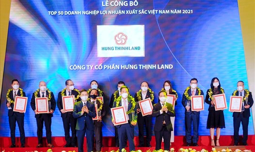 Đại diện Hưng Thịnh Land đón nhận giải thưởng Top 50 Doanh nghiệp lợi nhuận xuất sắc Việt Nam năm 2021