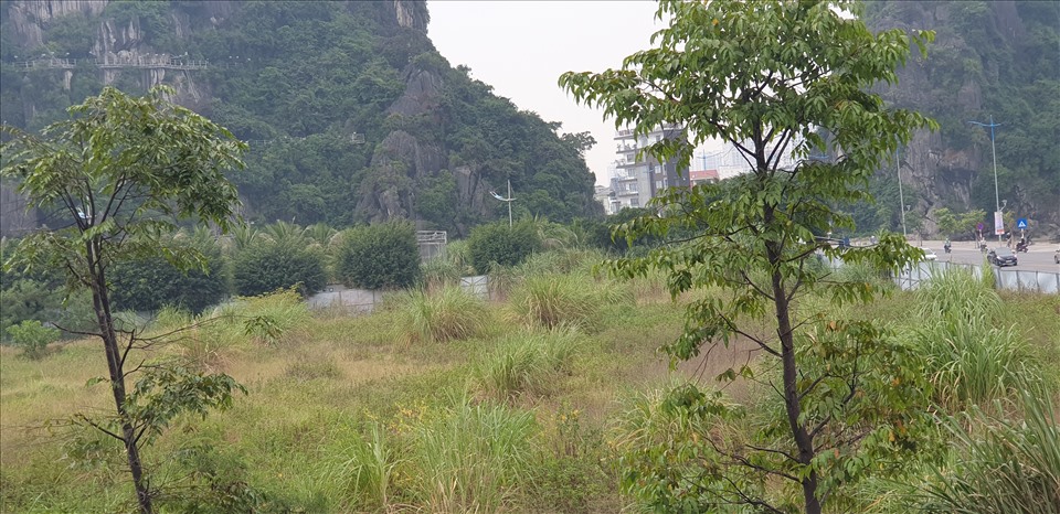 Gần 6 năm sau ngày khởi công, khu đất "vàng" hiện vẫn là bãi đất hoang. Ảnh: Nguyễn Hùng