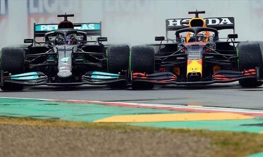 Lewis Hamilton và Max Verstappen đang ganh đua quyết liệt trước 2 chặng cuối của mùa giải F1 năm nay. Ảnh: Forrmula1