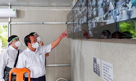 Phó chủ tịch UBND tỉnh Nguyễn Minh Luân theo dõi qua màn hình công tác điều trị bệnh nhân Covid-19 tại Bệnh viện dã chiến số 5 (đặt tại khu Cửu Long Plaza. Ảnh: Hồng Nhung