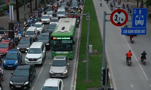 Tuyến BRT của Hà Nội hoạt động không hiệu quả do thường xuyên bị ách tắc vào giờ cao điểm. Ảnh: Hải Nguyễn