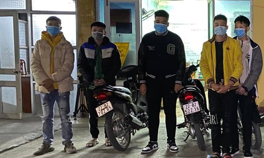 Nhóm 5 thanh niên tổ chức đua xe trái phép bị bắt giữ tại trụ sở công an thành phố Tuyên Quang.