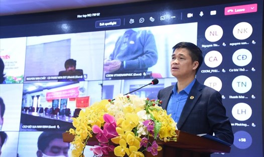 Phó chủ tịch Tổng Liên đoàn Lao động Việt Nam Ngọ Duy Hiểu báo cáo, trao đổi về Nghị quyết 02-NQ/TW. Ảnh: V.Hồng