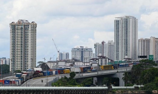 Đoàn xe chờ đợi để được đi qua biên giới Singapore và Malaysia. Ảnh: AFP.