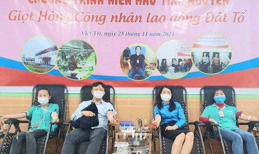 Lãnh đạo Công ty, Chủ tịch Công đoàn và đoàn viên, người lao động Công ty TNHH Yakjin Việt Nam tham gia hiến máu tình nguyện. Ảnh: Quang Việt