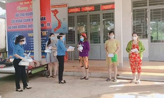 Liên đoàn lao động huyện Long Thành trao quà cho đoàn viên lao động bị ảnh hưởng dịch bệnh COVID-19. Ảnh: Hà Anh Chiến