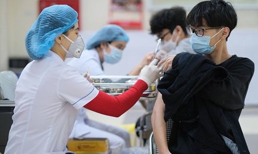 Tiêm chủng vaccine COVID-19 cho học sinh. Ảnh: Nguyễn Hải.