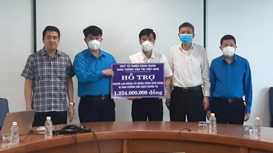 Ông Đỗ Nga Việt - Chủ tịch Công đoàn Giao thông Vận tải Việt Nam (thứ hai từ trái sang) trao hỗ trợ cho đại diện đoàn viên khó khăn do COVID-19. Ảnh: CĐGT