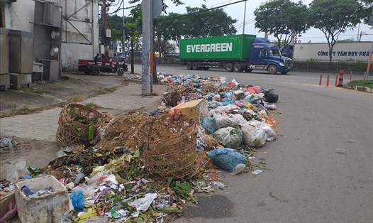 Bãi rác tự phát trên đường Tô Ngọc Vân (đoạn tiếp giáp với Quốc lộ 1A-Phường Tam Bình, TP Thủ Đức, TP Hồ Chí Minh).