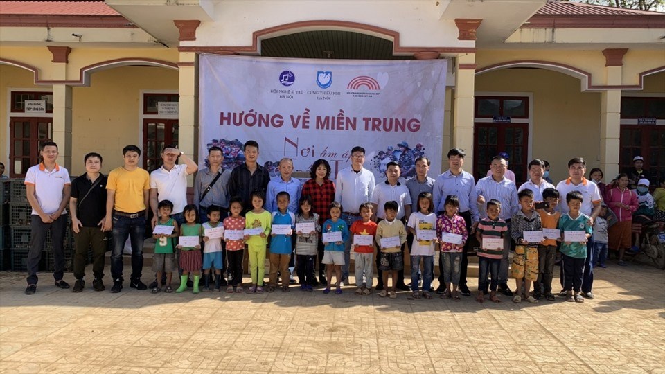 Doanh nhân Vũ Văn Hải tham gia thiện nguyện hướng về miền Trung. Ảnh: NVCC Doanh nhân Vũ Văn Hải tham gia thiện nguyện hướng về miền Trung. Ảnh: NVCC