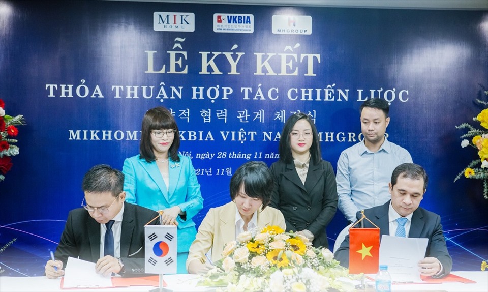 Đại diện 3 đơn vị ký kết hợp tác chiến lược tại sự kiện, đánh dấu sự hợp tác tốt đẹp trong việc đưa bất động sản Việt ra thị trường quốc tế.