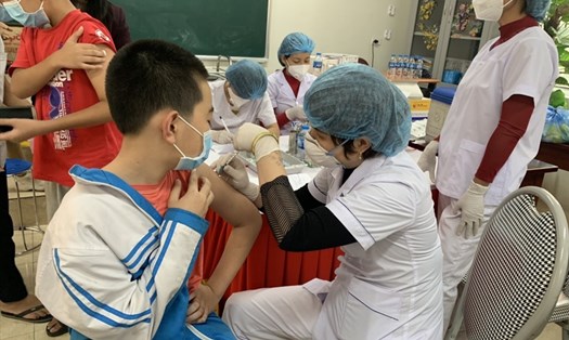 Toàn tỉnh Ninh Bình đã có trên 33.000 học sinh THCS và trẻ em từ đủ 12 tuổi đến dưới 18 tuổi được tiêm vaccine phòng COVID-19. Ảnh: NT