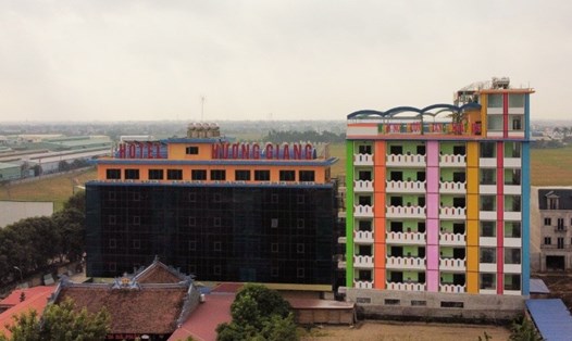 "Trường mầm non Hương Giang" được xây dựng sát cạnh khách sạn, gần chùa ở thôn Kìm (xã Vũ Lạc, TP.Thái Bình). Ảnh: T.D