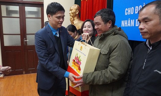 Phó Chủ tịch Tổng LĐLĐVN Ngọ Duy Hiểu trao quà cho đoàn viên, người lao động gặp khó khăn trong dịp đón Tết Nguyên đán 2021 (ảnh chụp trước thời điểm dịch COVID-19 bùng phát). Ảnh: Quách Du