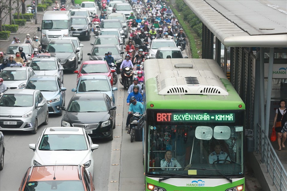 Đường dành riêng cho BRT bị các phương tiện khác chiếm dụng. Ảnh: Hải Nguyễn
