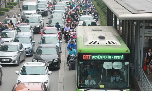 Đường dành riêng cho BRT bị các phương tiện khác chiếm dụng. Ảnh: Hải Nguyễn