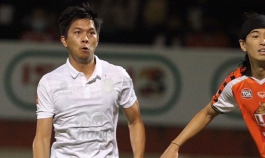Pansa Hemviboon (trái) xin rút lui khỏi tuyển Thái Lan do chấn thương nhưng vẫn thi đấu bình thường cho Buriram United. Ảnh: Siam Sport