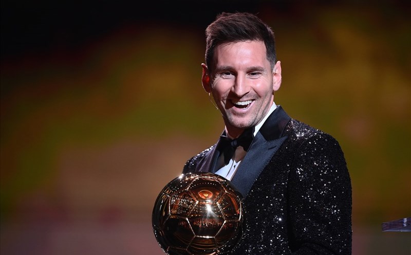 Đón xem Messi trong hình ảnh nhận danh hiệu và nâng cao chiếc cúp. Đừng bỏ lỡ cơ hội để khám phá thêm về huyền thoại bóng đá này.