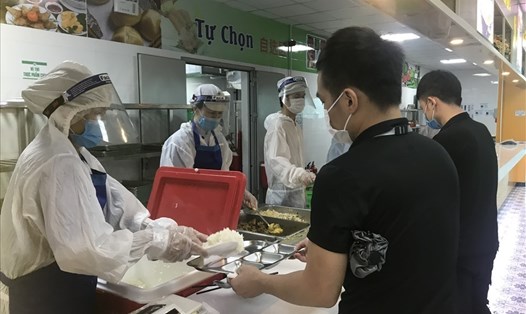 Công nhân khu công nghiệp Quế Võ (Bắc Ninh) trong giờ ăn trưa. Ảnh: Thùy Linh