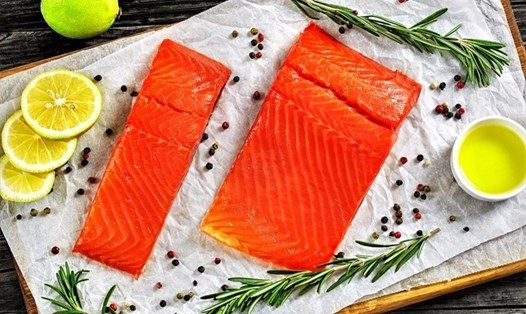 Cá hồi là một trong những thực phẩm chứa nhiều vitamin B3. Ảnh: AFP