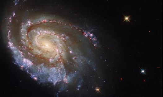 Hình ảnh ESA mới công bố về thiên hà NGC 6984 và vụ nổ sao đôi hiếm gặp. Ảnh: ESA/ Hubble & NASA