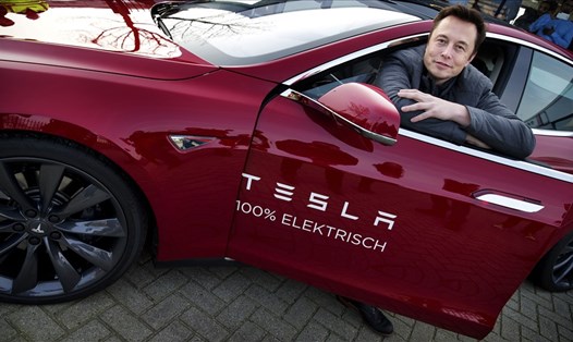 Elon Musk với chiếc xe điện của Tesla. Ảnh: AFP
