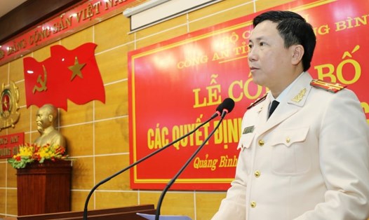Thượng tá Nguyễn Hoàng Minh –  Trưởng Công an huyện Quảng Trạch thay mặt các đồng chí được điều động, bổ nhiệm phát biểu nhận nhiệm vụ. Ảnh: CAQB