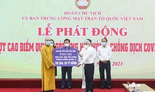 Chủ tịch Uỷ ban Trung ương MTTQ Việt Nam Đỗ Văn Chiến tiếp nhận ủng hộ của Giáo hội Phật giáo Việt Nam cho công tác phòng chống dịch COVID-19. Ảnh: Quang Vinh