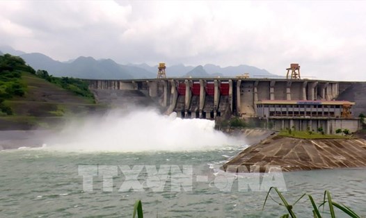 Thủy điện Tuyên Quang mở cửa xả điều tiết lũ từ 15h ngày 3.11.2021. Ảnh: TTXVN