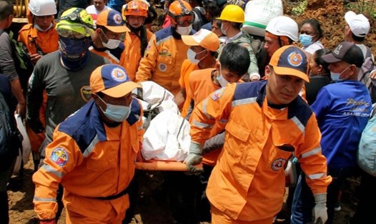Lực lượng cứu hộ đưa thi thể người chết ra khỏi hiện trường vụ lở đất chôn vùi 2 ngôi nhà ở thành phố Mallama, tỉnh Narino, Colombia. Ảnh: AFP