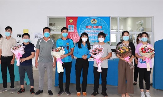Lãnh đạo Công đoàn Khu kinh tế tỉnh tặng hoa chúc mừng Ban Chấp hành Công đoàn cơ sở Công ty TNHH Lian-Ta-Hsing (Việt Nam). Ảnh: LĐLĐ Tây Ninh cung cấp
