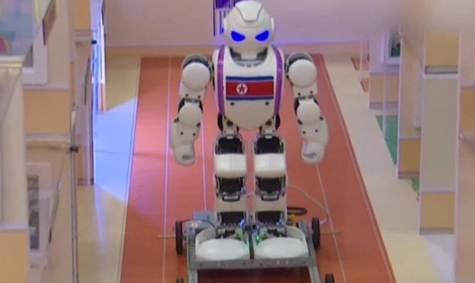 "Cô giáo" robot của Triều Tiên. Ảnh chụp màn hình.