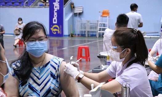 Lực lượng y tế TP.Buôn Ma Thuột (tỉnh Đắk Lắk) tiêm vaccine phòng COVID-19 cho người dân. Ảnh: B.T