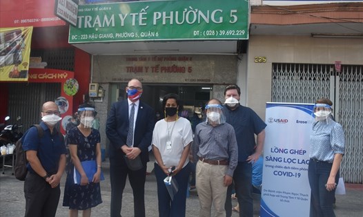 Quyền Tổng lãnh sự Mỹ tại Thành phố Hồ Chí Minh Robert Greenan tới thăm hoạt động lồng ghép sàng lọc lao trong chiến dịch tiêm chủng vaccine COVID-19. Ảnh: ĐSQ Mỹ