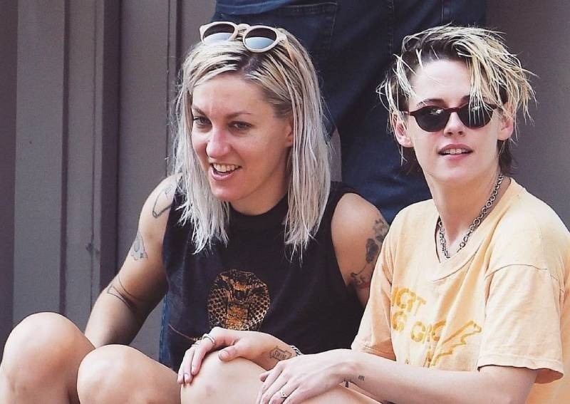 Nữ diễn viên Kristen Stewart đính hôn với biên kịch Dylan Meyer
