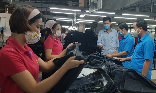 Hơn 2.400 đơn vị, doanh nghiệp trên địa bàn tỉnh Ninh Bình đã được giảm đóng vào Quỹ BHTN với số tiền trên 4,7 tỉ đồng trong tháng 10.2021. 
Ảnh: Nguyễn Trường