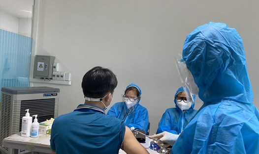 CNLĐ Công ty cổ phần May xuất khẩu Hà Phong (Bắc Giang) được tiêm vaccine phòng COVID-19 (ảnh chụp thời điểm cuối tháng 5.2021). Ảnh: Bảo Hân