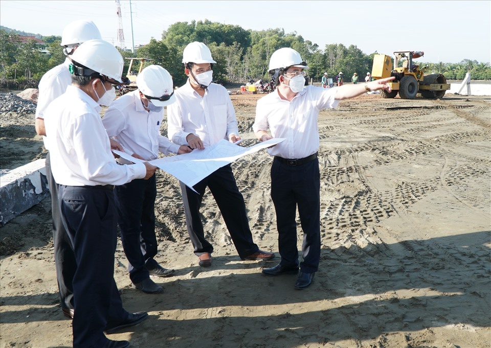 Đoàn ctông tác của EVNSPC kiểm tra tiến độ thi công công trình Trạm 110kV Long Sơn, tỉnh Bà Rịa - Vũng Tàu. Ảnh: EVNSPC cung cấp