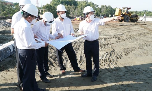Đoàn ctông tác của EVNSPC kiểm tra tiến độ thi công công trình Trạm 110kV Long Sơn, tỉnh Bà Rịa - Vũng Tàu. Ảnh: EVNSPC cung cấp
