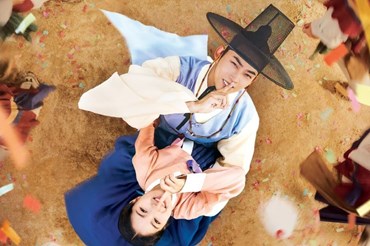 Tạo hình của Taecyeon (2PM) và Kim Hye Yoon trong phim mới. Ảnh: Poster phim.