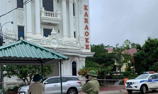 Quán karaoke Khánh Linh (huyện Thanh Sơn, tỉnh Phú Thọ) bị xử phạt 35 triệu đồng do vi phạm quy định về phòng chống dịch COVID-19. Ảnh: Hoàng Quân