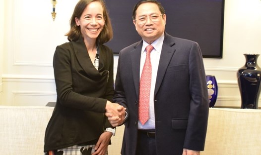 Thủ tướng Phạm Minh Chính tiếp bà Aurélia Nguyen - giám đốc điều hành chương trình COVAX. Ảnh: TTXVN