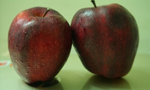 Nước ép táo có công dụng làm giảm cholesterol xấu. Ảnh: Thanh Ngọc