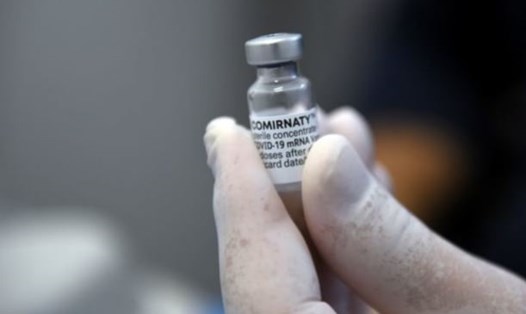 Các nhà sản xuất đã bắt tay vào phát triển một loại vaccine ngừa biến thể Omicron. Ảnh: AFP