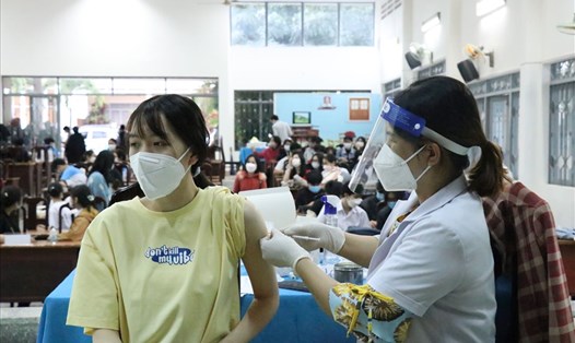 Học sinh ở tỉnh Đắk Lắk được tiêm vaccine. Ảnh: BT