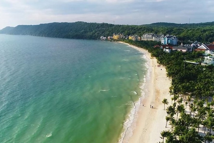 Phú Quốc đang dần mở cửa thị trường đón khách quốc tế theo hộ chiếu vaccine. Ảnh: LĐ