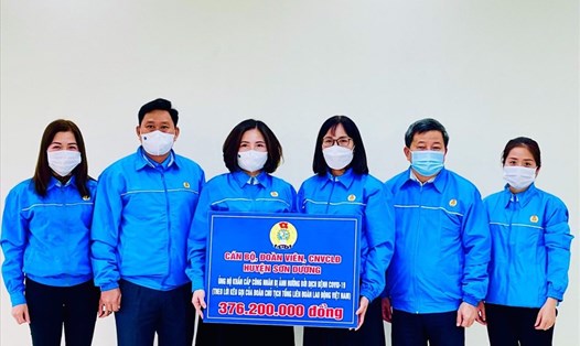 Liên đoàn Lao động huyện Sơn Dương ủng hộ người lao động bị ảnh hưởng bởi dịch COVID-19.