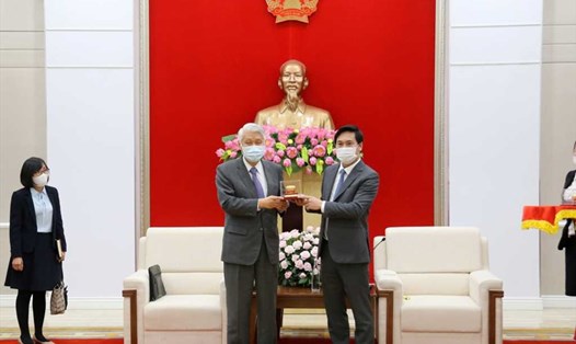 Chủ tịch UBND tỉnh Nguyễn Tường Văn tặng quà lưu niệm cho đại diện lãnh đạo Đoàn Văn phòng Kinh tế - Văn hóa Đài Bắc tại Hà Nội, Hội Thương gia Đài Loan tại Việt Nam. Ảnh: Minh Hà